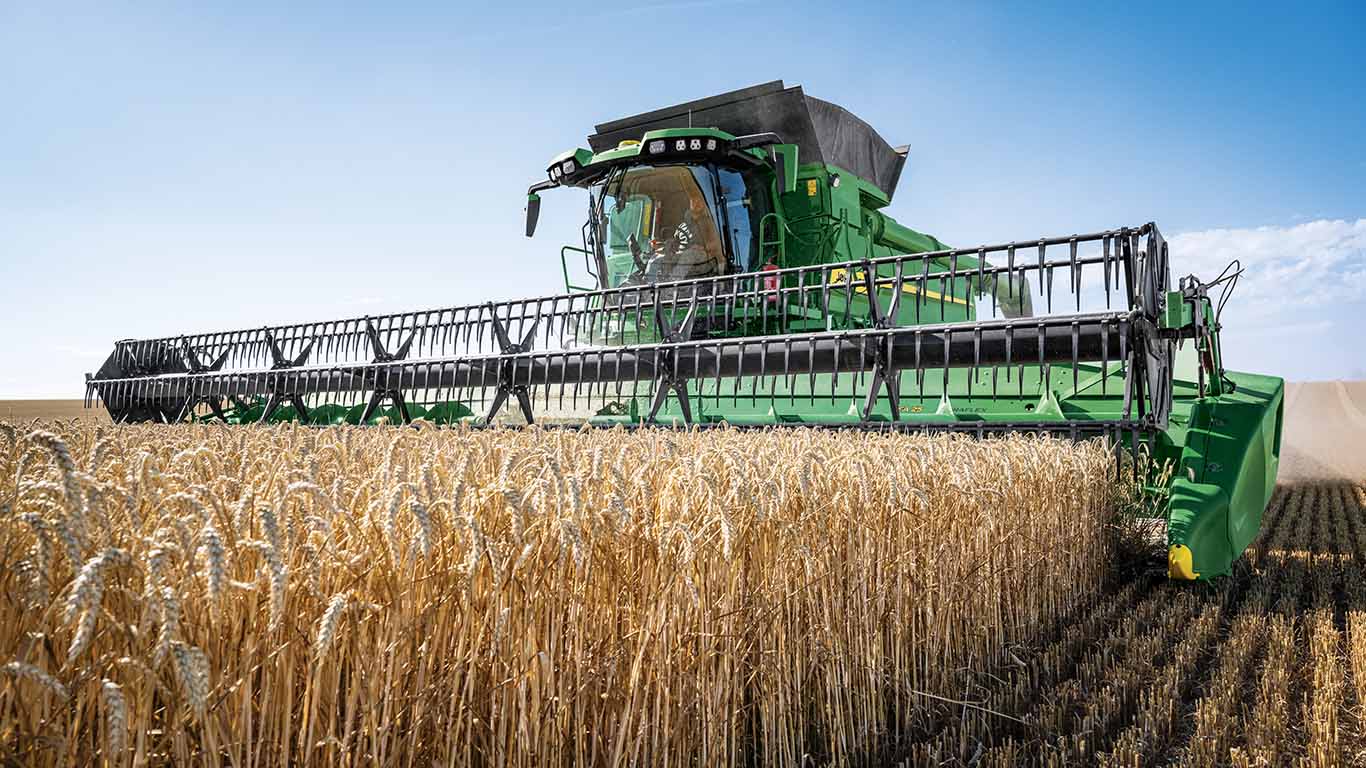 Cosechadora recolectando la producción de un campo
