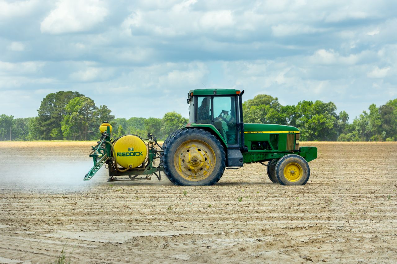 Tractor moderno trabajando en el campo